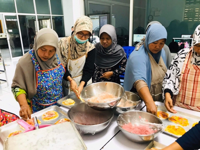 โครงการส่งเสริมอาชีพให้กับกลุ่มสตรี แม่บ้านและประชาชนทั่วไป (ฝึกอบรมอาชีพการทำอาหารคาวหวาน)