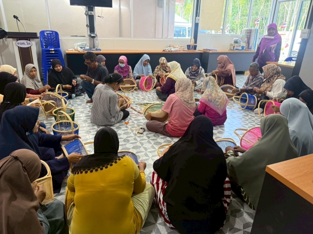 โครงการส่งเสริมและสนับสนุนการฝึกอาชีพคนพิการและผู้ดูแลคนพิการ (การสานตะกร้าหวายเทียม)
