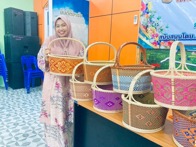 โครงการส่งเสริมและสนับสนุนการฝึกอาชีพคนพิการและผู้ดูแลคนพิการ (การสานตะกร้าหวายเทียม)