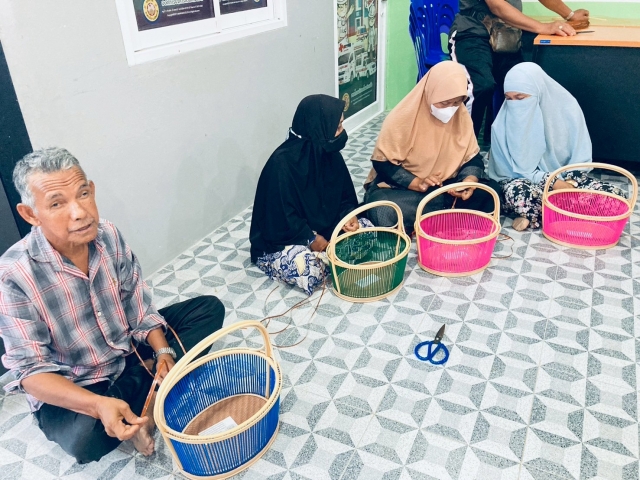 โครงการส่งเสริมและสนับสนุนการฝึกอาชีพคนพิการและผู้ดูแลคนพิการ (การสานตะกร้าหวายเทียม)