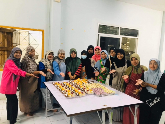โครงการส่งเสริมอาชีพให้กับกลุ่มสตรี แม่บ้านและประชาชนทั่วไป (ฝึกอบรมอาชีพการทำอาหารคาวหวาน)