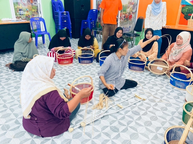 โครงการส่งเสริมและสนับสนุนการฝึกอาชีพคนพิการและผู้ดูแลคนพิการ (การสานตะกร้าหวายเทียม)