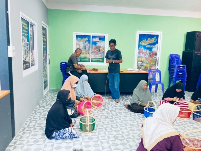 โครงการส่งเสริมและสนับสนุนการฝึกอาชีพคนพิการและผู้ดูแลคนพิการ (การสานตะกร้าหวายเทียม)