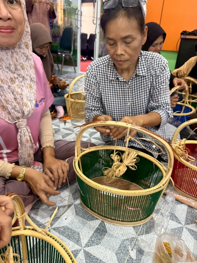 โครงการส่งเสริมและสนับสนุนการฝึกอาชีพคนพิการและผู้ดูแลคนพิการ (การสานตะกร้าหวายเทียม)