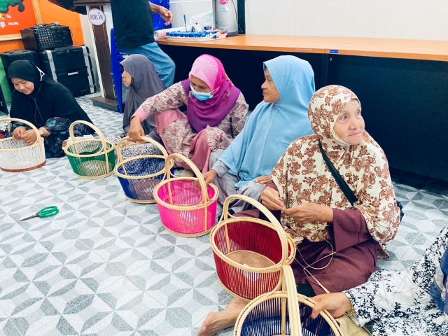 โครงการส่งเสริมและสนับสนุนการฝึกอาชีพคนพิการและผู้ดูแลคนพิการ (การสานตะกร้าหวายเทียม)
