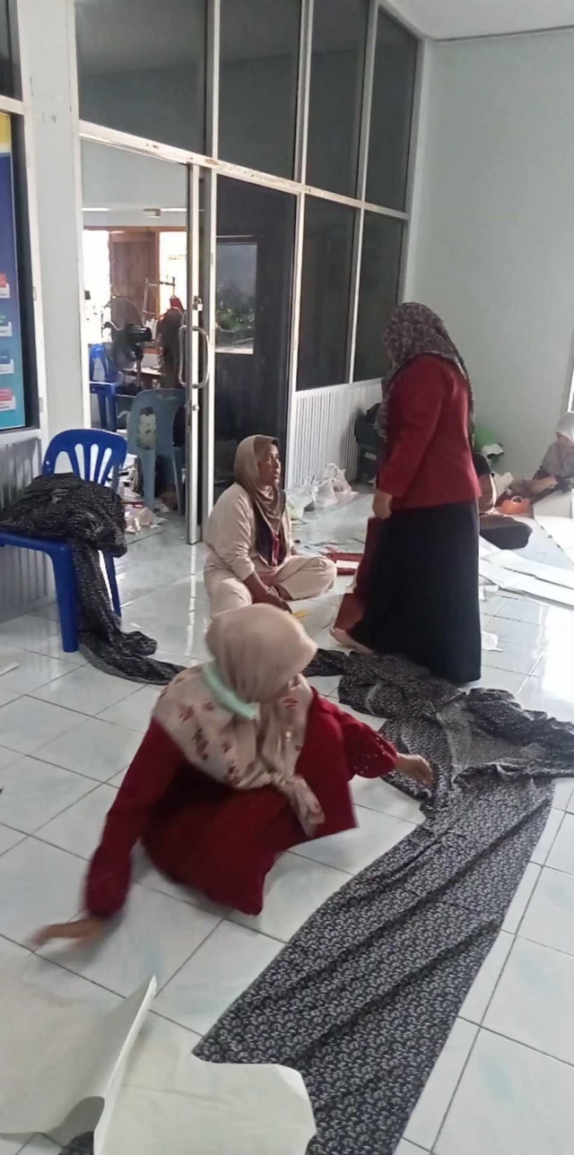 โครงการส่งเสริมอาชีพให้กับกลุ่มสตรี  แม่บ้านและประชาชนทั่วไป (ฝึกอบรมอาชีพการตัดเย็บเสื้อผ้า)2568