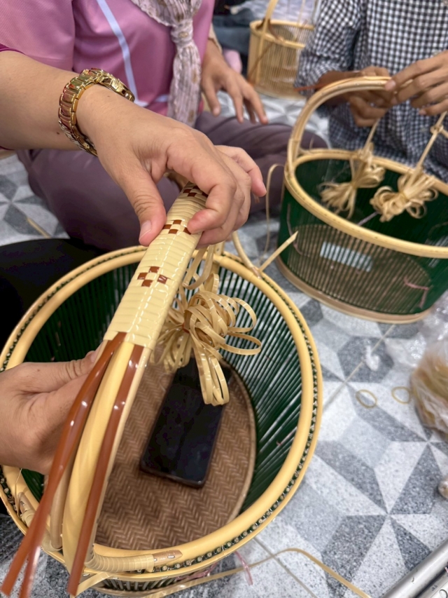 โครงการส่งเสริมและสนับสนุนการฝึกอาชีพคนพิการและผู้ดูแลคนพิการ (การสานตะกร้าหวายเทียม)