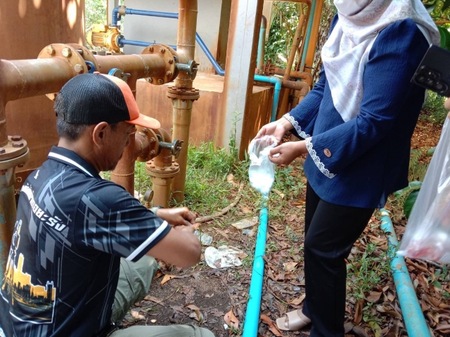 ลงพื้นที่ตรวจสอบคุณภาพน้ำโดยการสุ่มเก็บตัวอย่าง