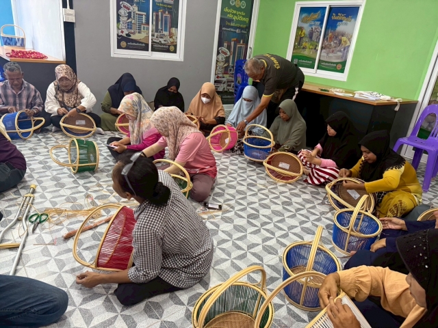โครงการส่งเสริมและสนับสนุนการฝึกอาชีพคนพิการและผู้ดูแลคนพิการ (การสานตะกร้าหวายเทียม)