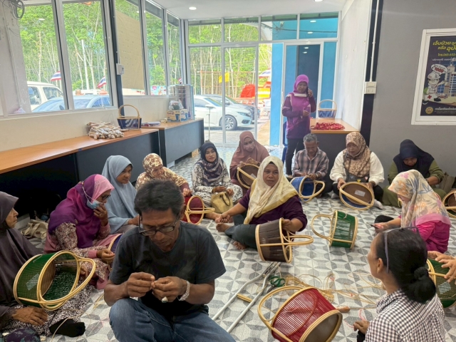 โครงการส่งเสริมและสนับสนุนการฝึกอาชีพคนพิการและผู้ดูแลคนพิการ (การสานตะกร้าหวายเทียม)