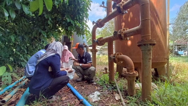 ลงพื้นที่ตรวจสอบคุณภาพน้ำโดยการสุ่มเก็บตัวอย่าง