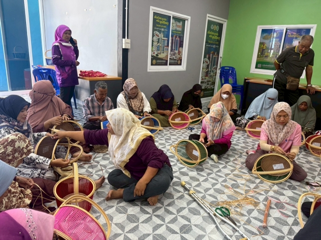 โครงการส่งเสริมและสนับสนุนการฝึกอาชีพคนพิการและผู้ดูแลคนพิการ (การสานตะกร้าหวายเทียม)