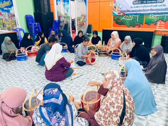 โครงการส่งเสริมและสนับสนุนการฝึกอาชีพคนพิการและผู้ดูแลคนพิการ (การสานตะกร้าหวายเทียม)