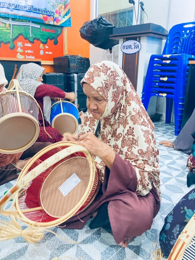 โครงการส่งเสริมและสนับสนุนการฝึกอาชีพคนพิการและผู้ดูแลคนพิการ (การสานตะกร้าหวายเทียม)