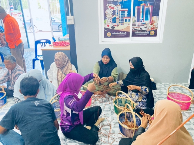 โครงการส่งเสริมและสนับสนุนการฝึกอาชีพคนพิการและผู้ดูแลคนพิการ (การสานตะกร้าหวายเทียม)