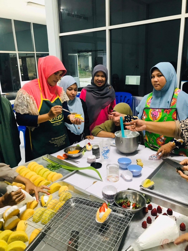 โครงการส่งเสริมอาชีพให้กับกลุ่มสตรี แม่บ้านและประชาชนทั่วไป (ฝึกอบรมอาชีพการทำอาหารคาวหวาน)