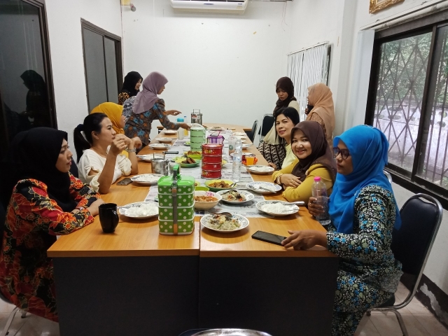 กิจกรรมนุ่งผ้าถิ่น กินปิ่นโต โชว์ 3 ช.