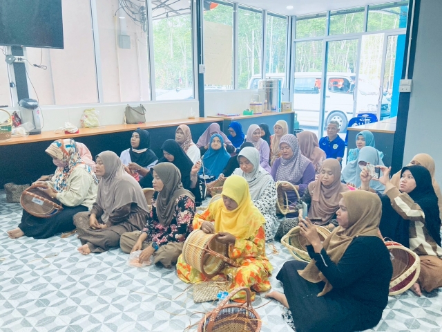 โครงการส่งเสริมและสนับสนุนการฝึกอาชีพคนพิการและผู้ดูแลคนพิการ (การสานตะกร้าหวายเทียม)
