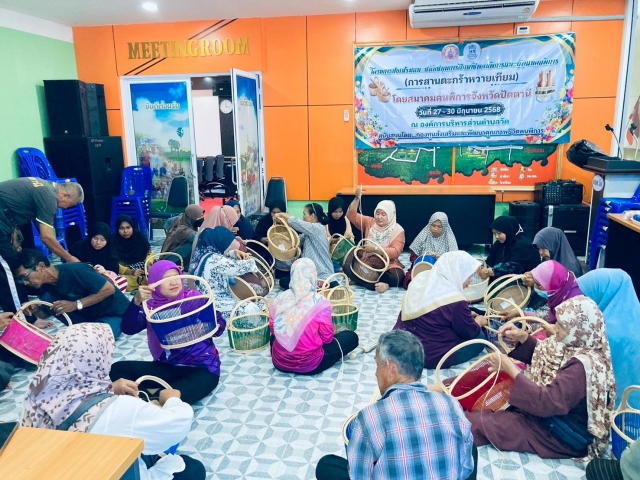 โครงการส่งเสริมและสนับสนุนการฝึกอาชีพคนพิการและผู้ดูแลคนพิการ (การสานตะกร้าหวายเทียม)