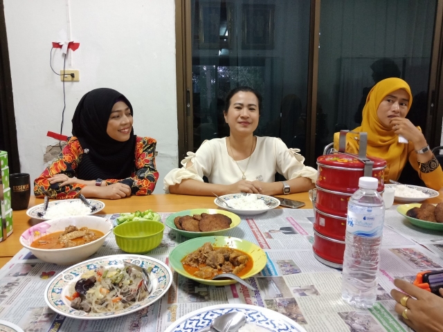 กิจกรรมนุ่งผ้าถิ่น กินปิ่นโต โชว์ 3 ช.