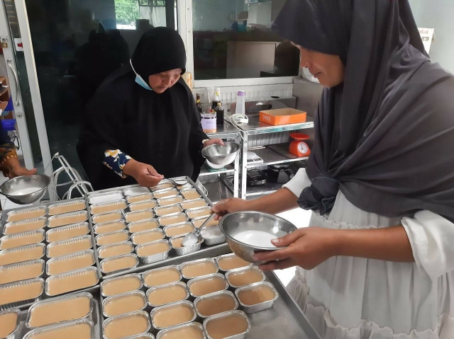 โครงการส่งเสริมอาชีพให้กับกลุ่มสตรี แม่บ้านและประชาชนทั่วไป (ฝึกอบรมอาชีพการทำอาหารคาวหวาน)