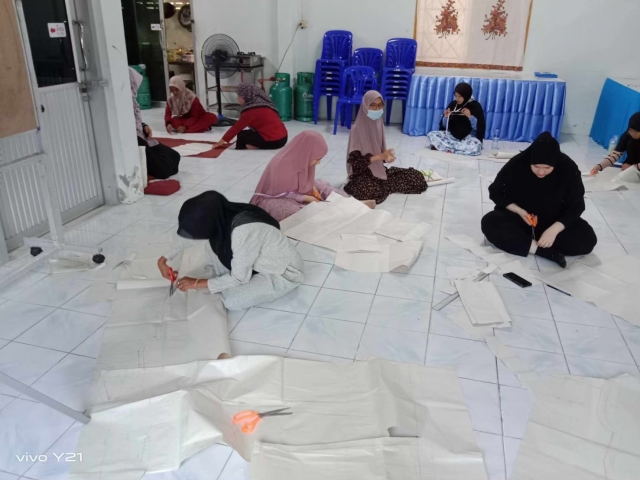 โครงการส่งเสริมอาชีพให้กับกลุ่มสตรี  แม่บ้านและประชาชนทั่วไป (ฝึกอบรมอาชีพการตัดเย็บเสื้อผ้า)2568