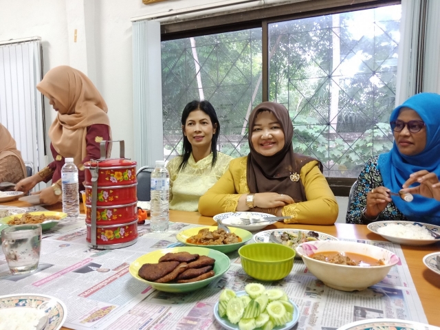กิจกรรมนุ่งผ้าถิ่น กินปิ่นโต โชว์ 3 ช.