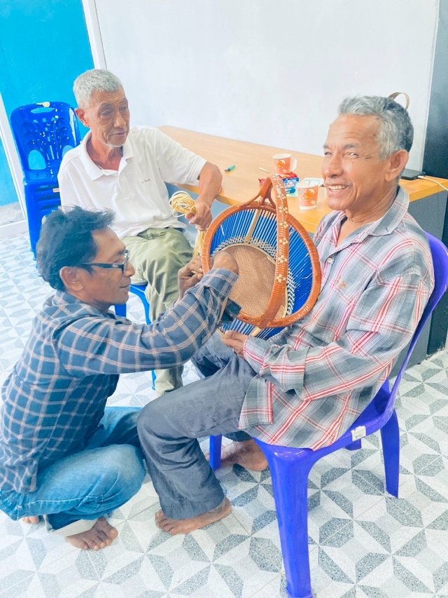 โครงการส่งเสริมและสนับสนุนการฝึกอาชีพคนพิการและผู้ดูแลคนพิการ (การสานตะกร้าหวายเทียม)