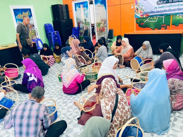 โครงการส่งเสริมและสนับสนุนการฝึกอาชีพคนพิการและผู้ดูแลคนพิการ (การสานตะกร้าหวายเทียม)