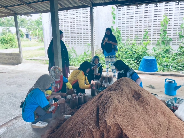 โครงการส่งเสิมอาชีพให้กับกลุ่มสตรี แม่บ้าน และประชาชนทั่วไป ประจำปี 2567  ณ.ฟาร์มตัวอย่าง