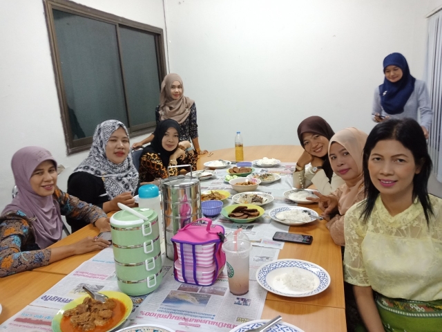 กิจกรรมนุ่งผ้าถิ่น กินปิ่นโต โชว์ 3 ช.
