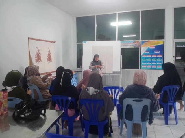 โครงการส่งเสริมอาชีพให้กับกลุ่มสตรี  แม่บ้านและประชาชนทั่วไป (ฝึกอบรมอาชีพการตัดเย็บเสื้อผ้า)2568
