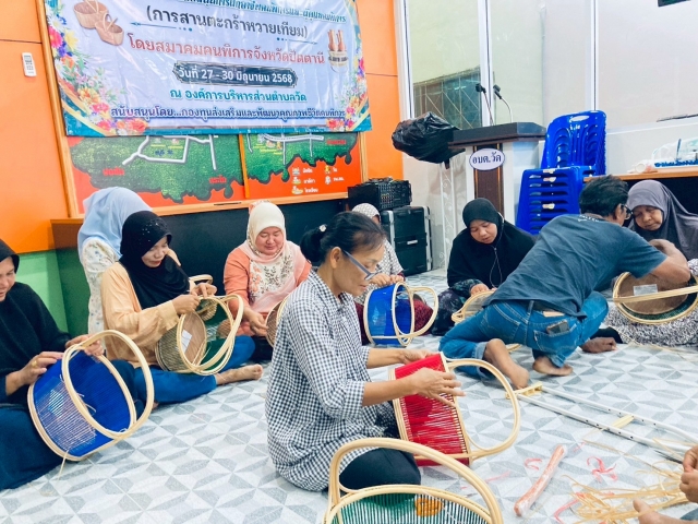 โครงการส่งเสริมและสนับสนุนการฝึกอาชีพคนพิการและผู้ดูแลคนพิการ (การสานตะกร้าหวายเทียม)