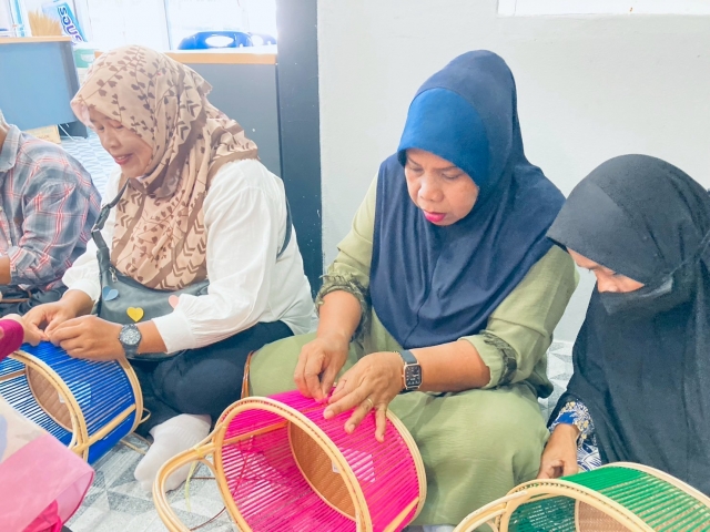 โครงการส่งเสริมและสนับสนุนการฝึกอาชีพคนพิการและผู้ดูแลคนพิการ (การสานตะกร้าหวายเทียม)