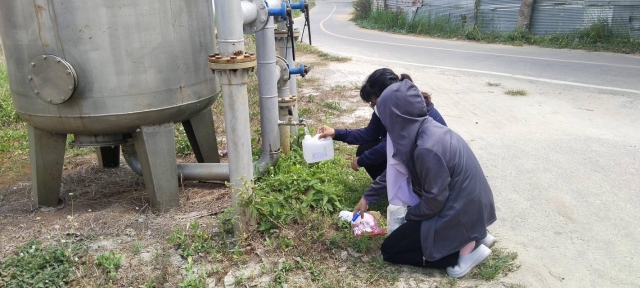 ลงพื้นที่ตรวจสอบคุณภาพน้ำโดยการสุ่มเก็บตัวอย่าง
