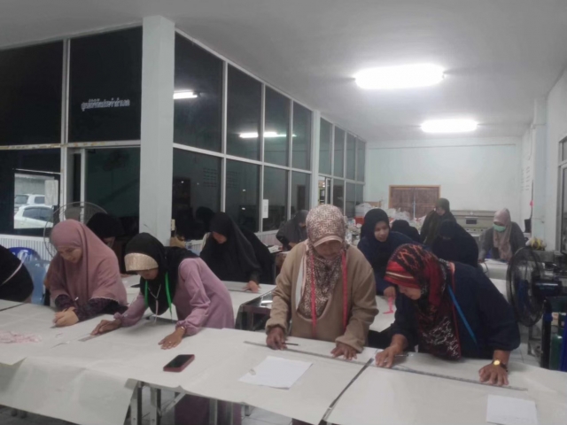 โครงการส่งเสริมอาชีพให้กับกลุ่มสตรี  แม่บ้านและประชาชนทั่วไป (ฝึกอบรมอาชีพการตัดเย็บเสื้อผ้า)2568