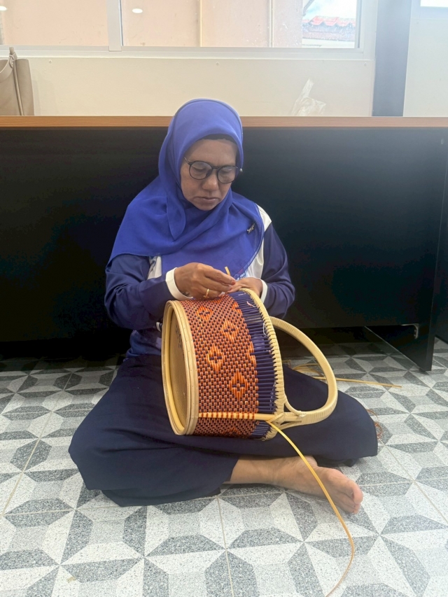 โครงการส่งเสริมและสนับสนุนการฝึกอาชีพคนพิการและผู้ดูแลคนพิการ (การสานตะกร้าหวายเทียม)