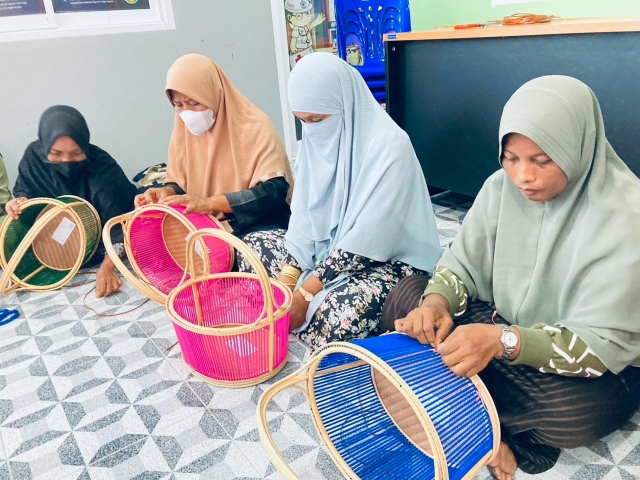 โครงการส่งเสริมและสนับสนุนการฝึกอาชีพคนพิการและผู้ดูแลคนพิการ (การสานตะกร้าหวายเทียม)